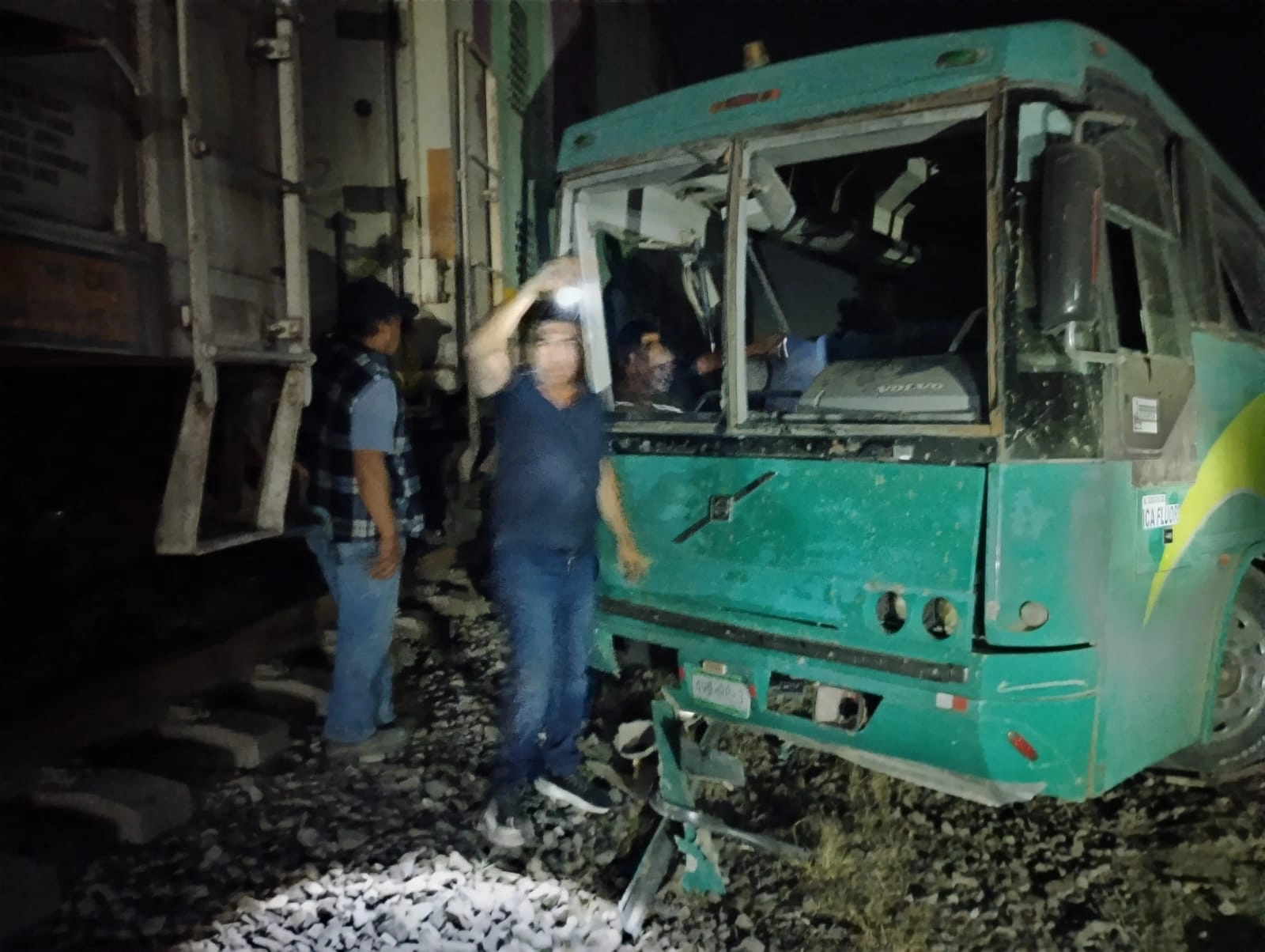 Tren choca contra autobús en Atitalaquia; reportan un lesionado