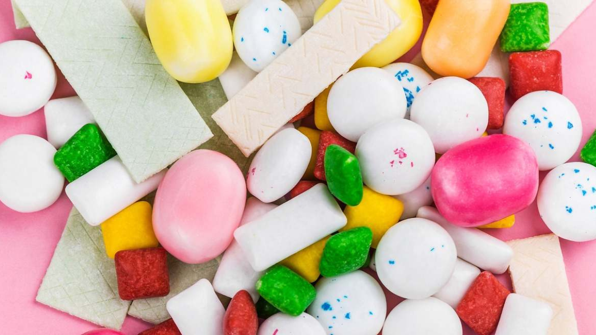 Cada chicle que masticas libera cientos de microplásticos en tu boca, revela estudio