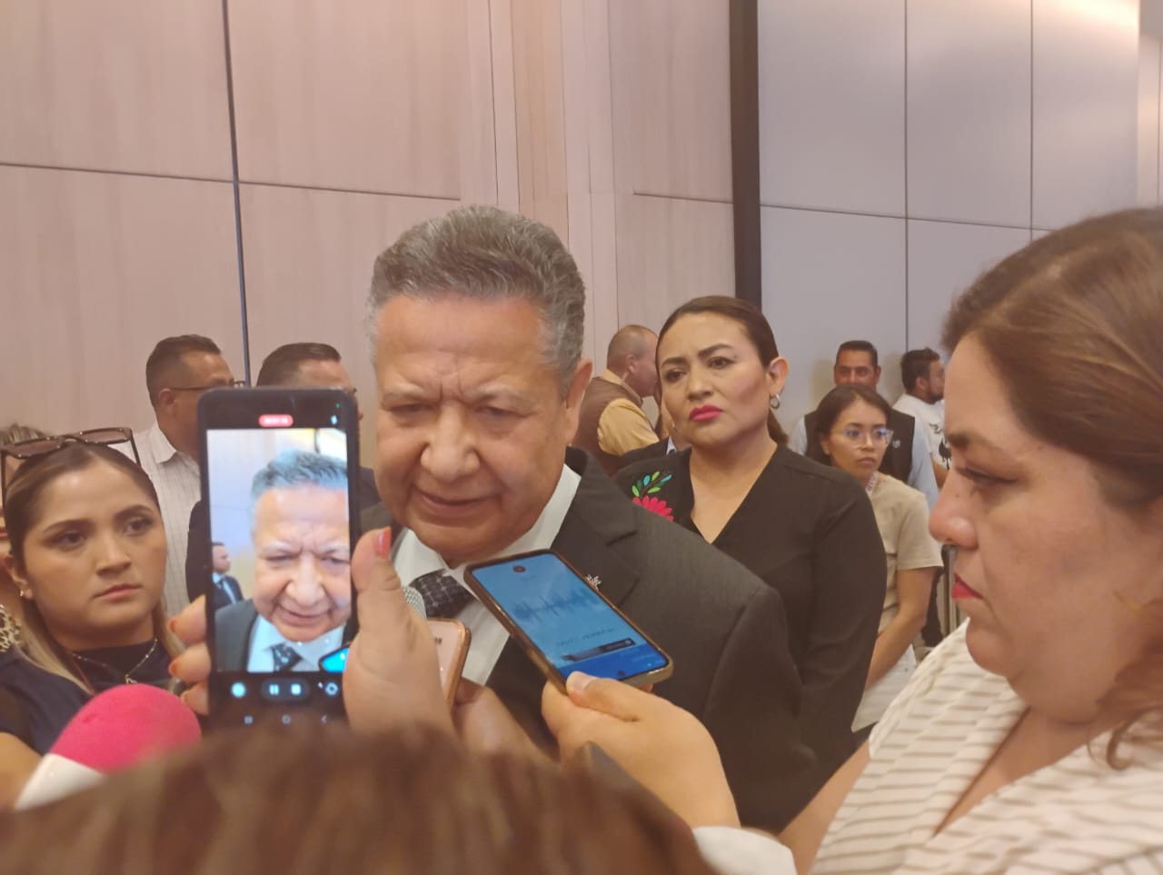 Julio Menchaca reconoce inconvenientes en abasto de medicamentos durante transición a IMSS Bienestar