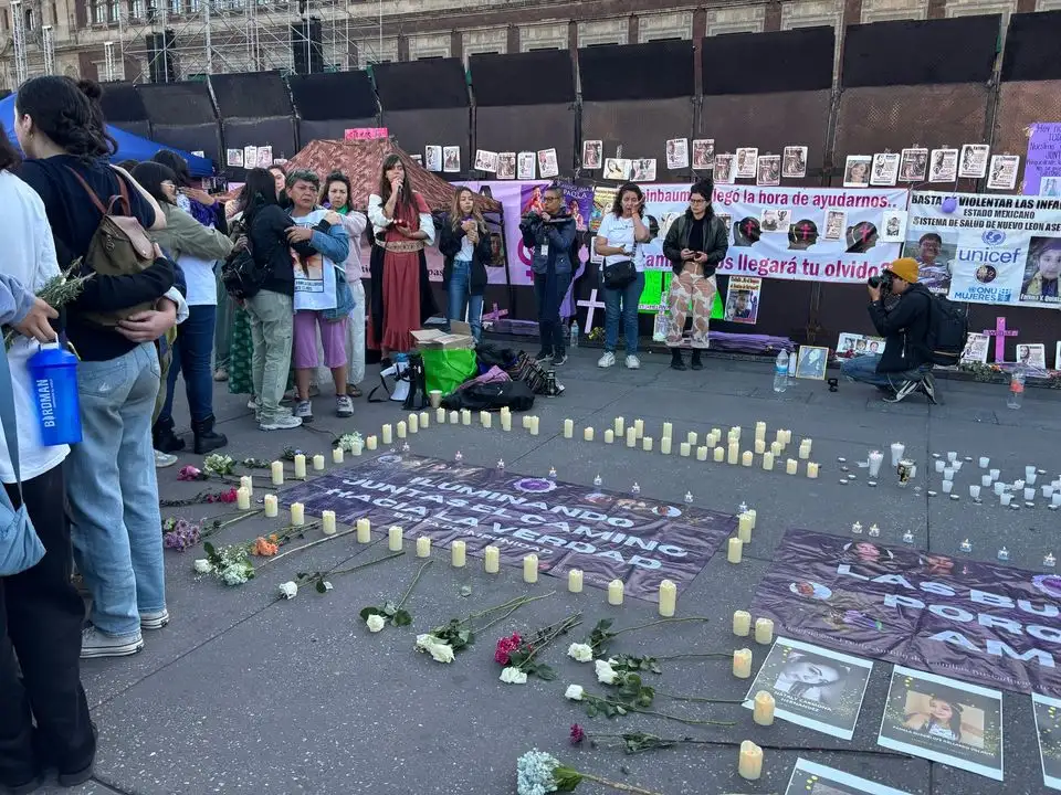 Madres buscadoras realizan ceremonia en Zócalo para recordar a desaparecidas