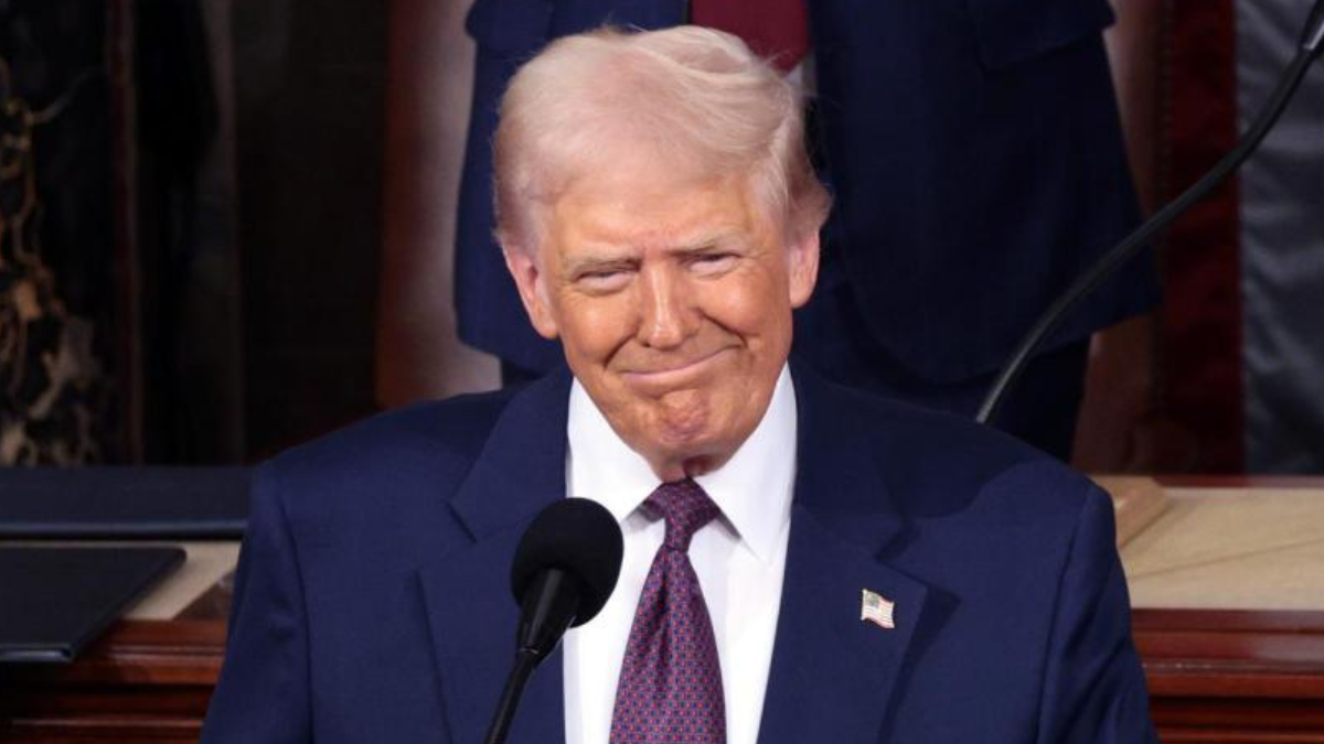 ¡Trump mete el freno! Retrasa aranceles a automóviles de México y Canadá por un mes