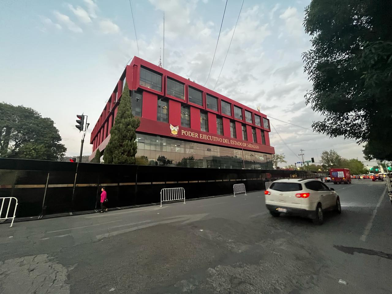 Marcha 8M Pachuca: Gobierno gastó 6.5 mdp en 500 vallas para proteger edificios