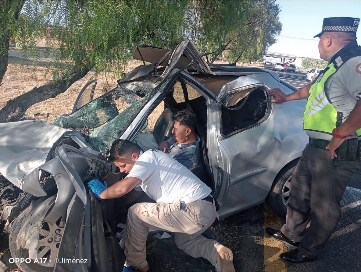 Aparatoso accidente en la carretera México-Pachuca: auto choca contra árbol y conductor queda prensado