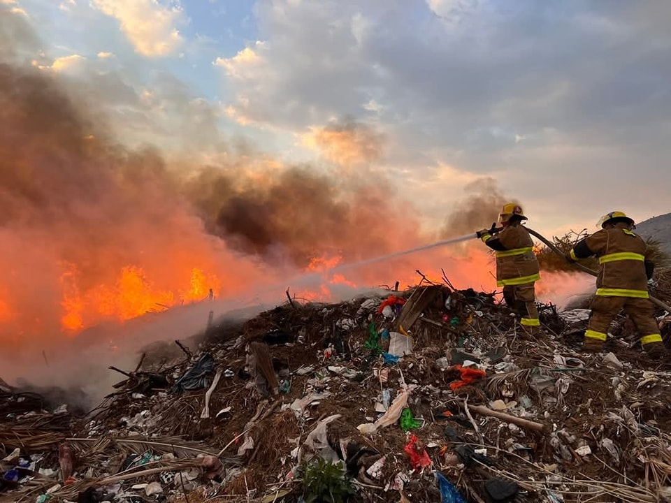 Pachuca: incendio detrás del Cereso genera enormes columnas de humo