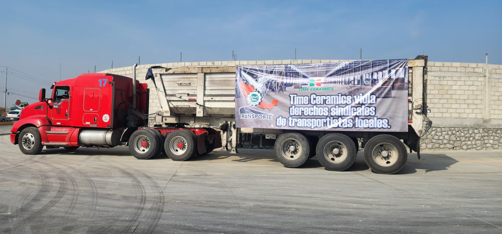 Transportistas bloquean planta Time Ceramics en Hidalgo
