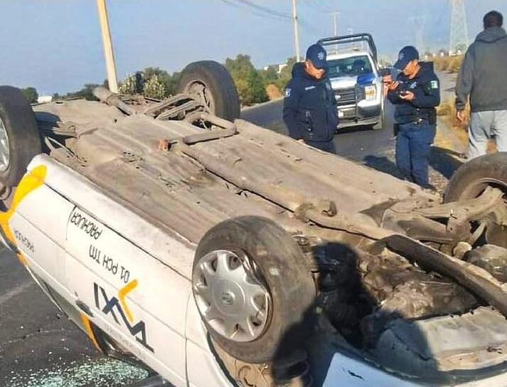 Pachuca: vuelca taxi sin pasajeros en el bulevar las Torres