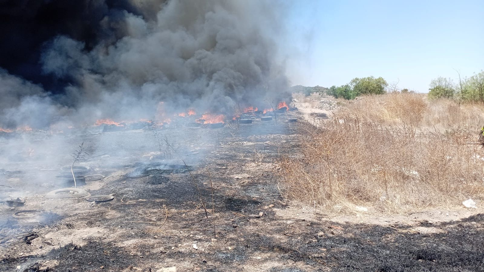 Incendio en límites de Hueypoxtla y Tizayuca alarma a vecinos por cercanía con gasera