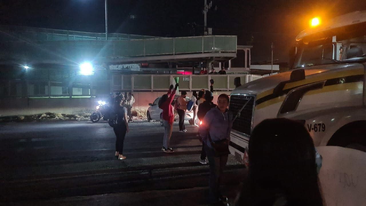 Habitantes de Tlahuiltepa bloquean la México-Pachuca exigen apoyo ante incendios forestales