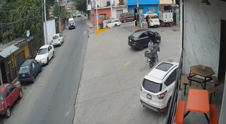 Sujeto persigue con machete a motociclista en gasolinera de Huejutla | Video