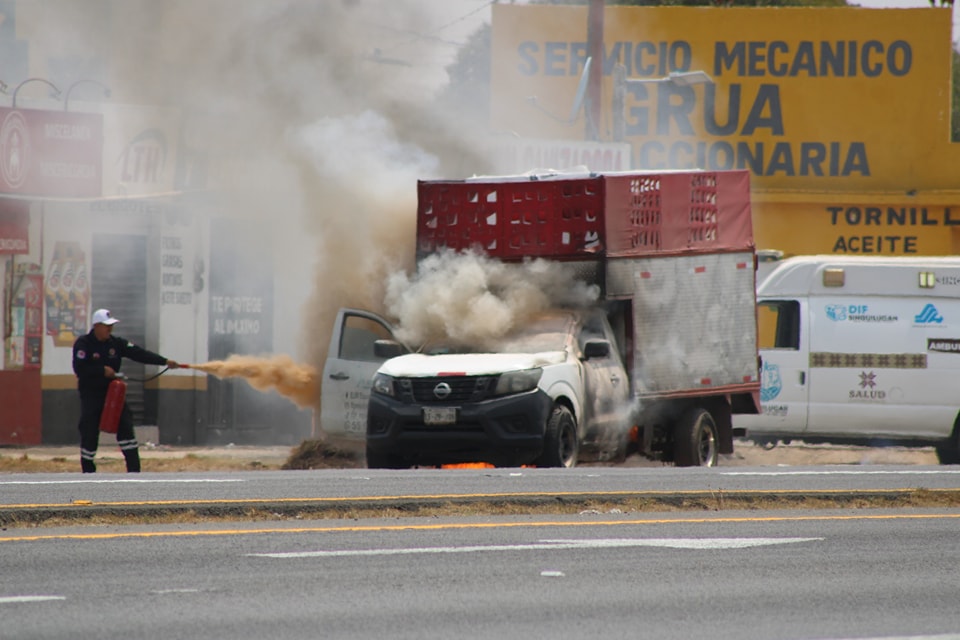 Falla mecánica provoca incendio de camioneta en Singuilucan