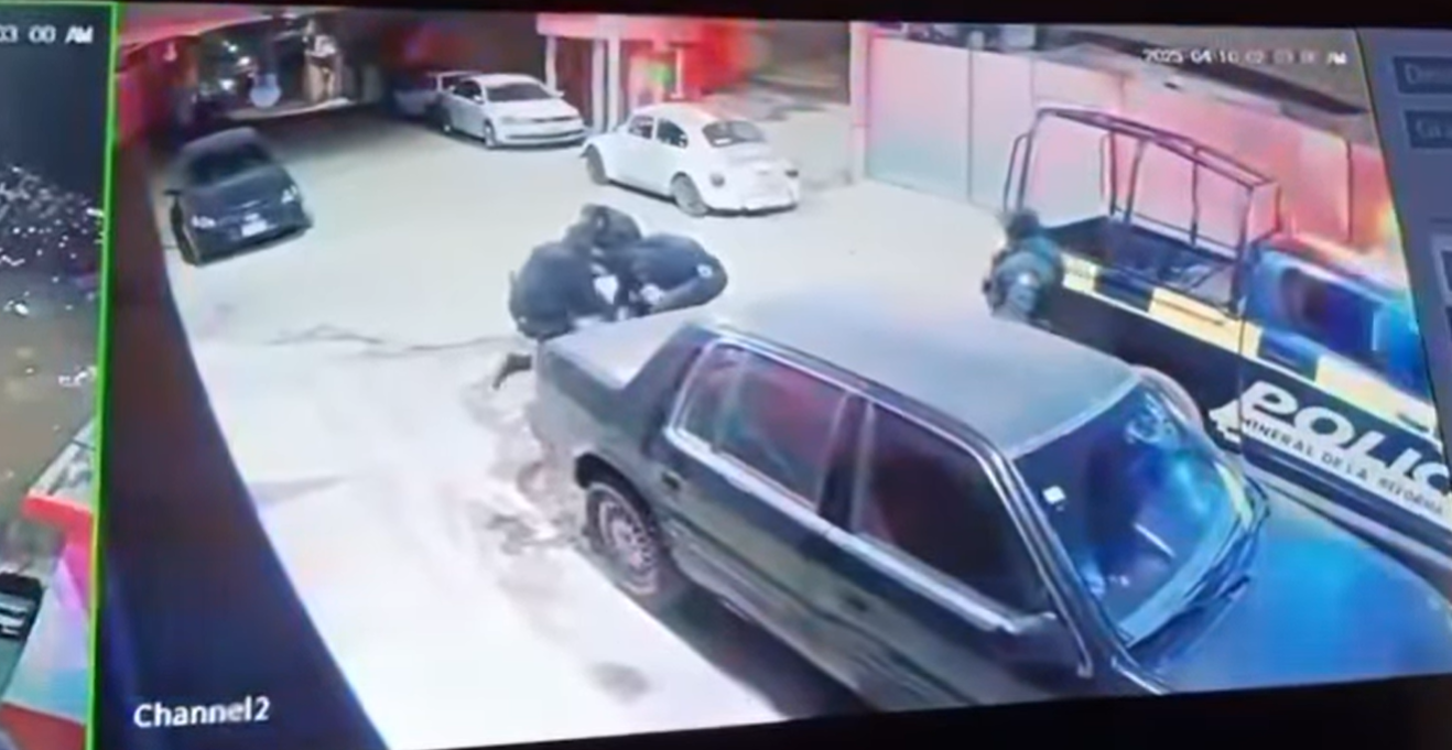 VIDEO | Captan a policías de Mineral de la Reforma dando golpiza a joven