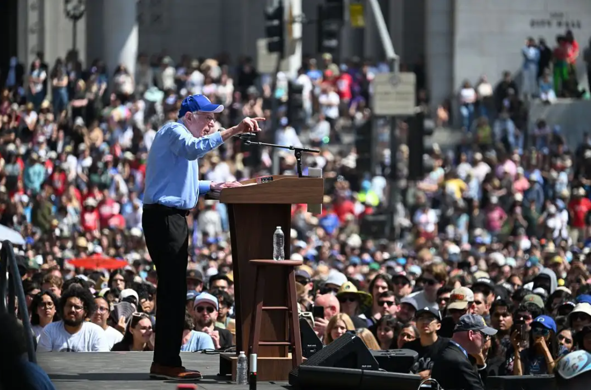 Encabeza Bernie Sanders multitudinario mitin anti Trump en Los Ángeles