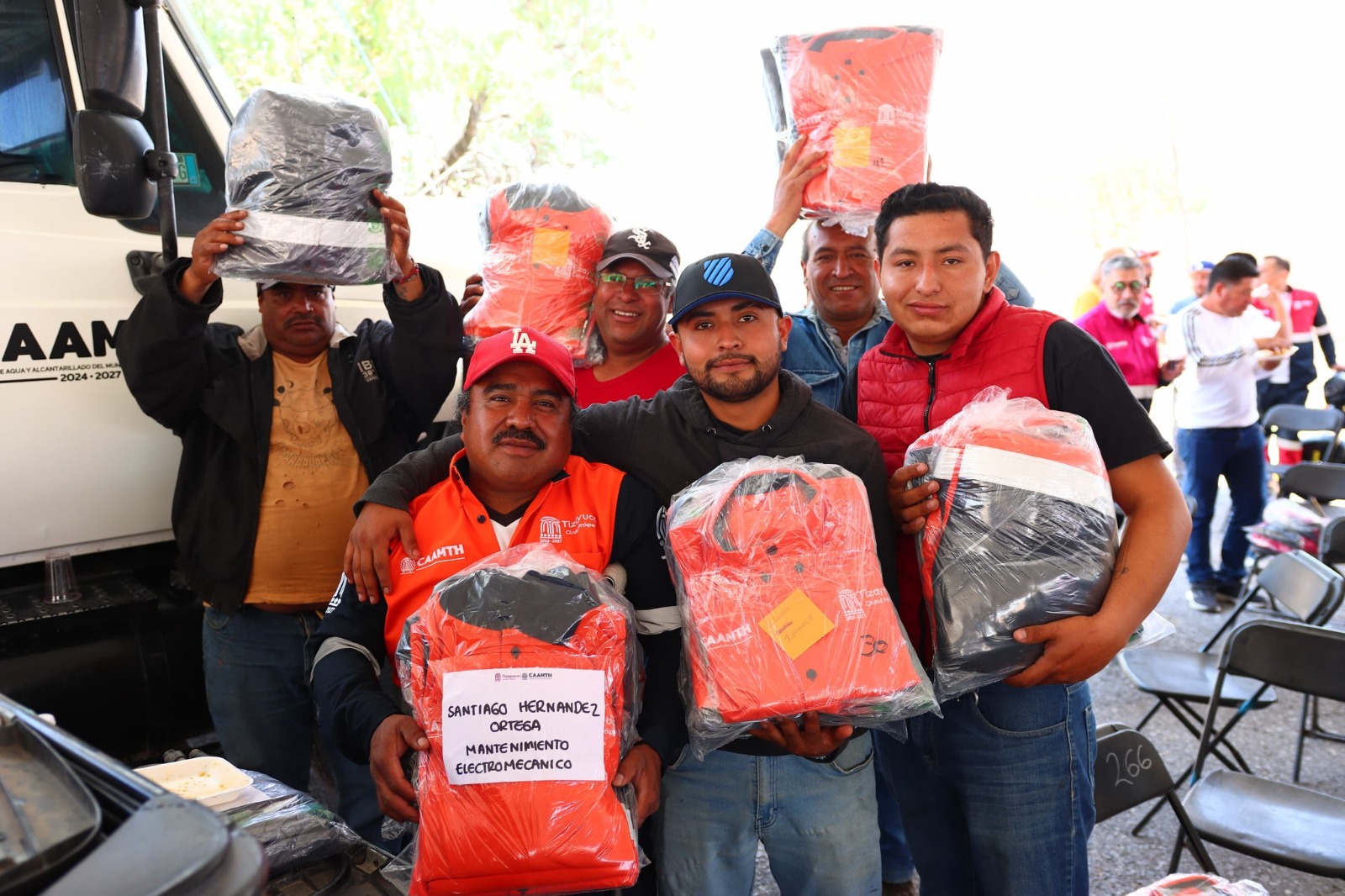 Entrega CAAMTH 359 uniformes para dignificar el trabajo del personal operativo