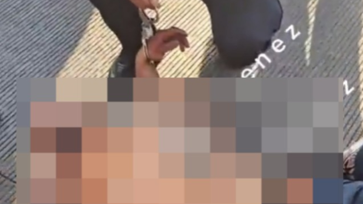 Las víctimas enfurecidas no lo dejaron ir hasta que la policía lo detuvo en estas condiciones.