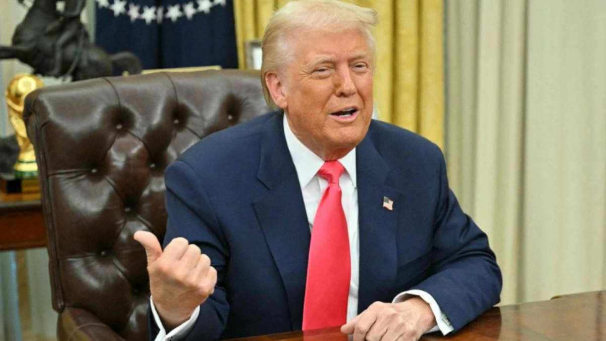 Trump ordena salida de migrantes de EU con autorización temporal de la era Biden