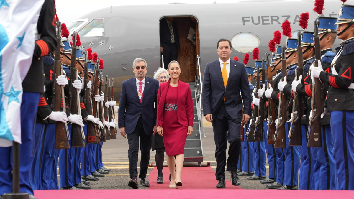 La presidenta Claudia Sheinbaum Pardo arribó a Tegucigalpa, Honduras, para asistir a la IX Cumbre de la Comunidad de Estados Latinoamericanos y Caribeños (Celac).