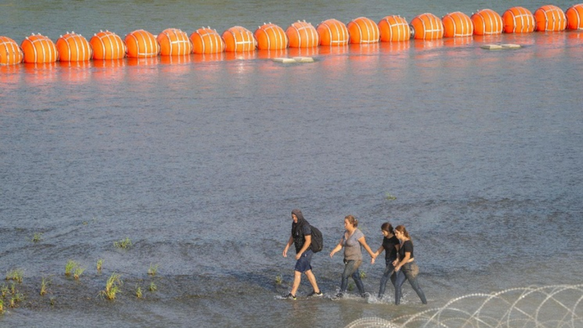 La idea es continuar con la medida sin precedente impuesta por el gobernador republicano de Texas, Greg Abbott, quien en 2023 ordenó la construcción de una valla flotante, ahora muro de boyas, de 1.6 kilómetros entre Eagle Pass y Piedras Negras, Coahuila.