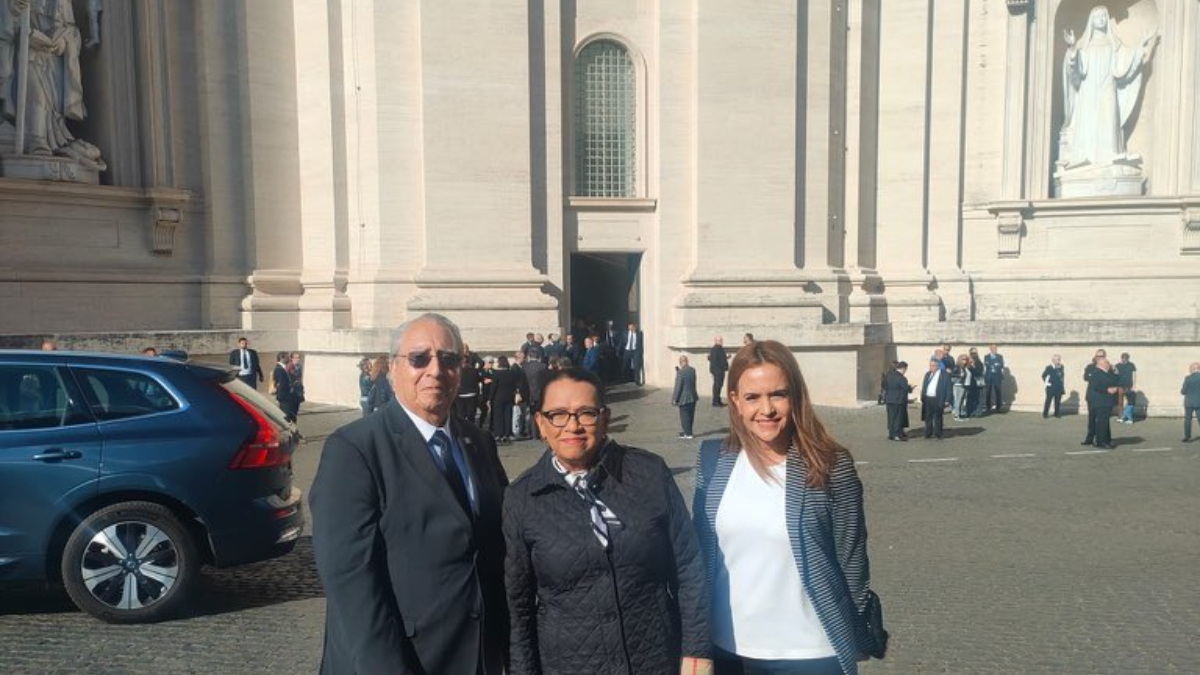 Rosa Icela Rodríguez está acompañada de Alberto Barranco, y por Clara Luz Flores, titular de la Unidad de Asuntos Religiosos de Gobernación.