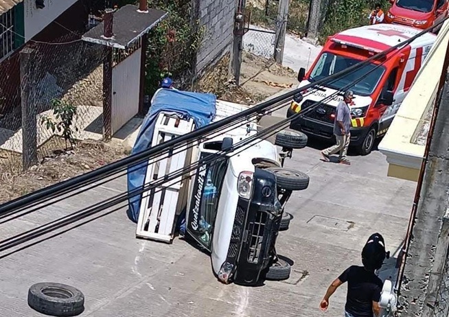 Huejutla: captan momento exacto de volcadura de camioneta con alumnos del Cobaeh | VIDEO