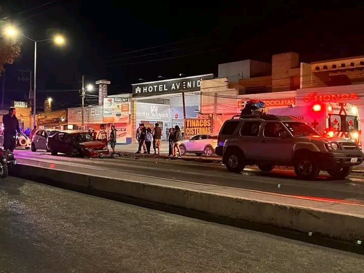 Choque múltiple en Ixmiquilpan deja tres autos dañados