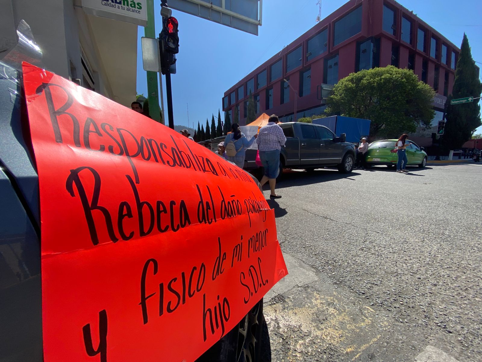 Denuncian irregularidades en custodia de menor durante manifestación en el centro de Pachuca