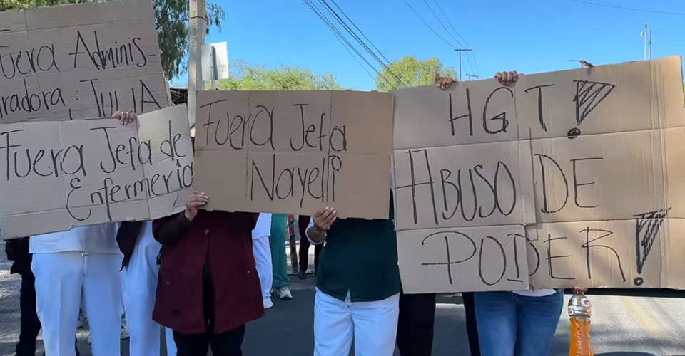 Bloquean carretera personal del Hospital General de Tula; exige destitución de directivos