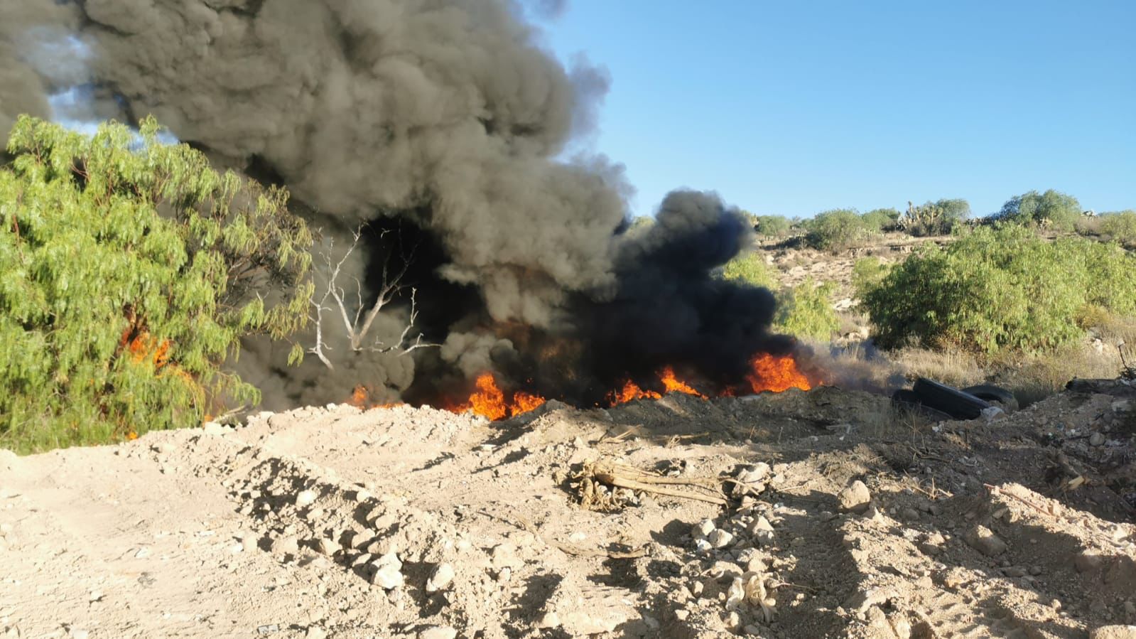 Pachuca: controlan incendio por quema de llantas en bulevar Colosio