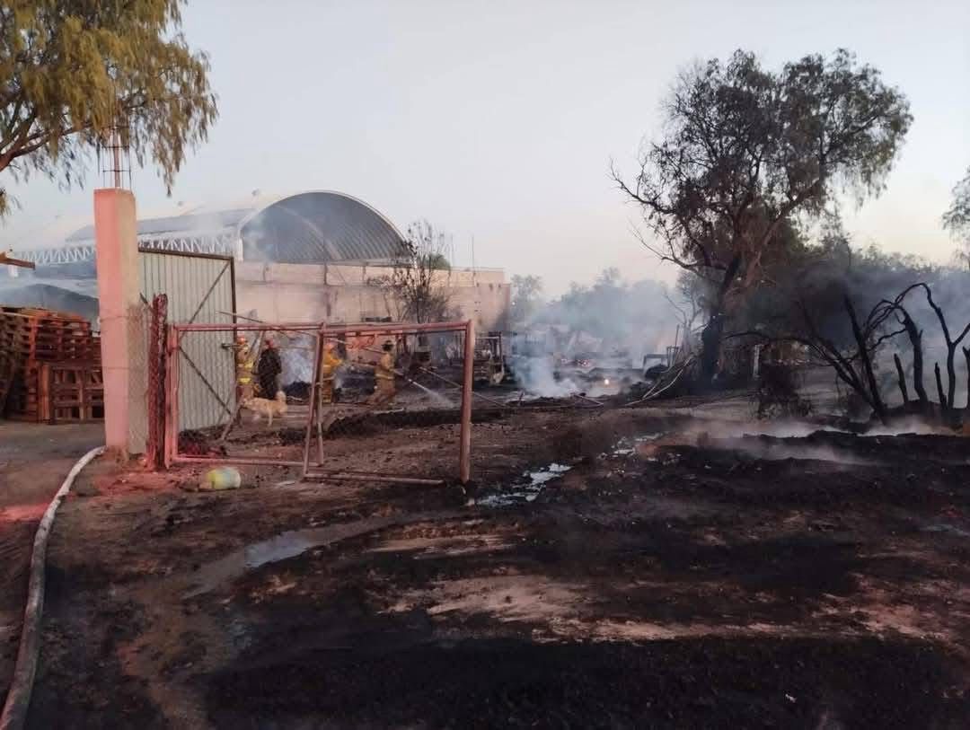 Incendio en bodega de Atotonilco de Tula moviliza a cuerpos de emergencia de tres municipios