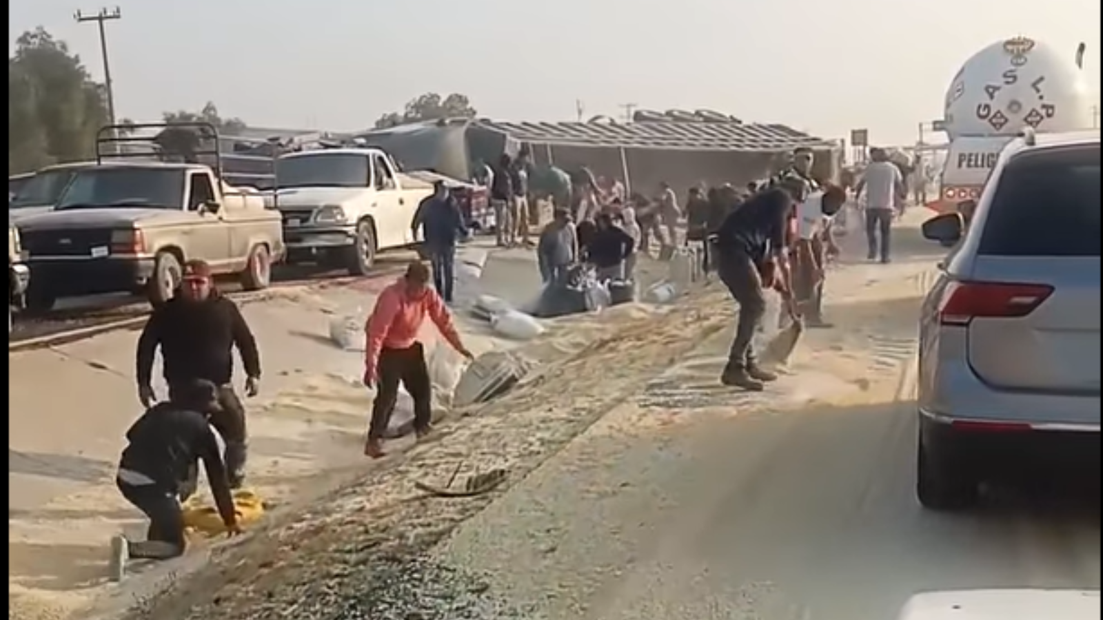 Vuelca tráiler con maíz en la México-Tulancingo; se roban producto