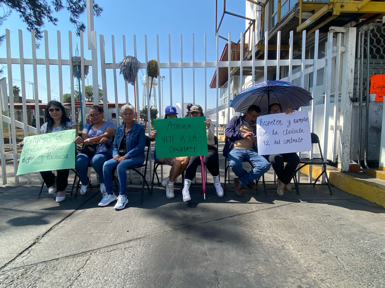 Jubilados de Pemex en Pachuca protestan para exigir restitución de servicio médico