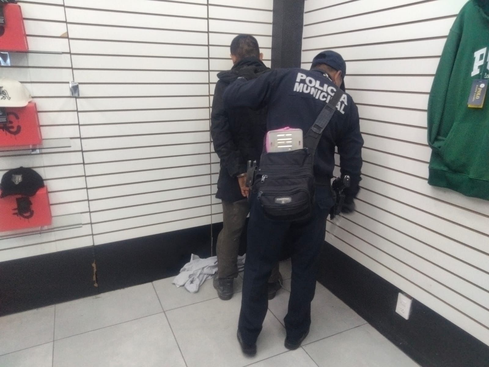 Detienen a presunto ladrón en el Centro de Pachuca; también portaba marihuana