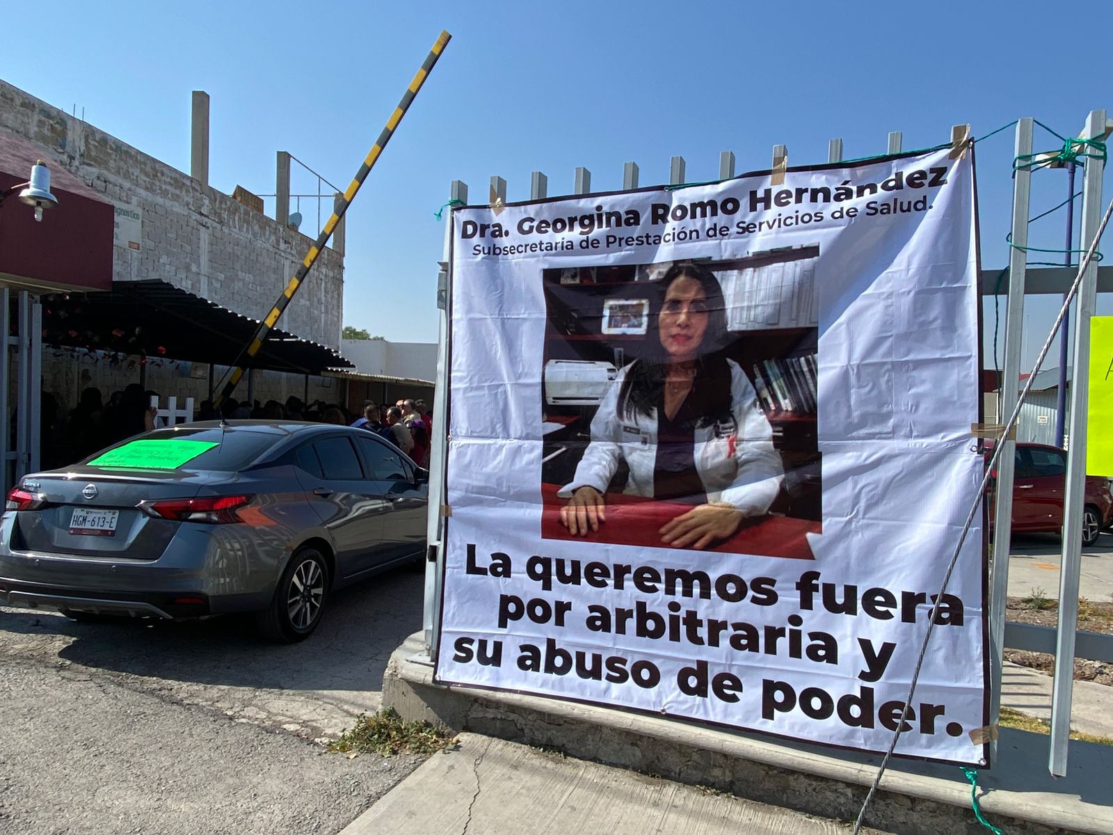 Trabajadores del Centro de Salud de Piracantos de manifiestan; denuncian abusos