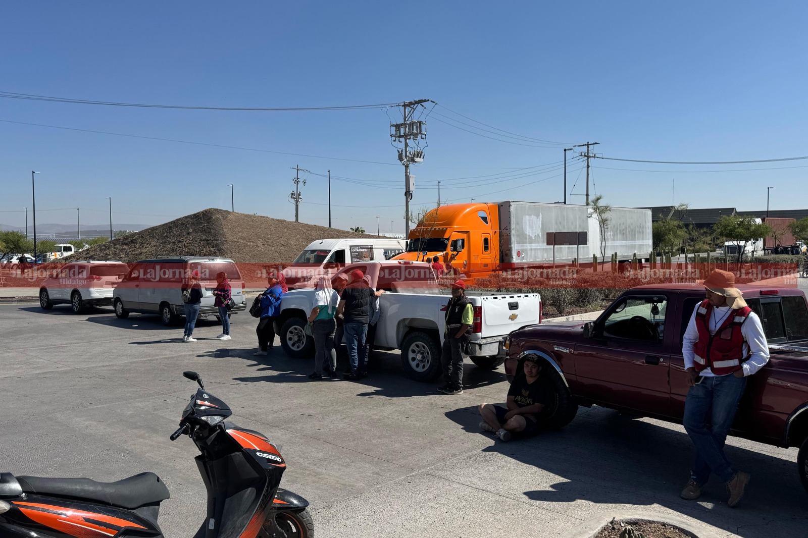 Transportistas bloquean acceso a Platah en Villa de Tezontepec