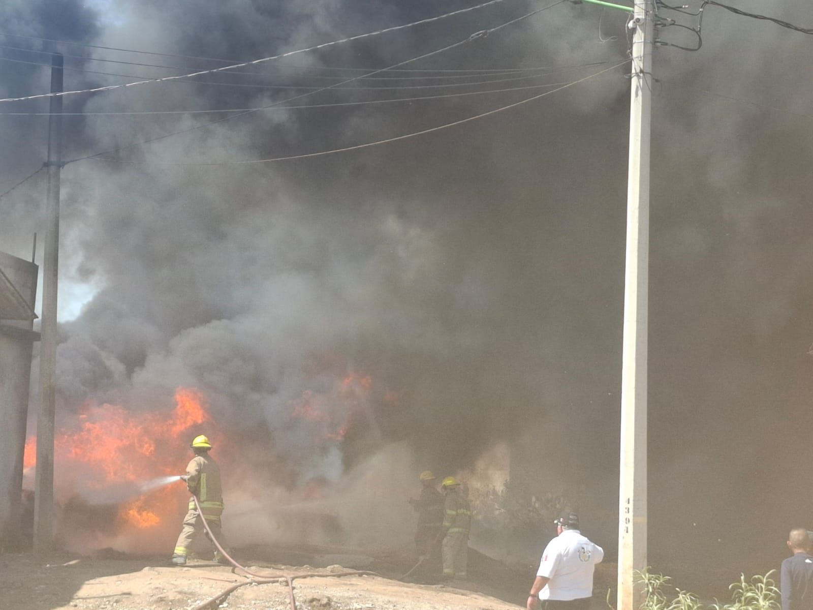 Incendio consume aproximadamente 500 llantas en terreno baldío en Tulancingo 
