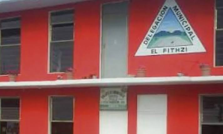 Hombre resbala desde barda al patio de una casa en Ixmiquilpan