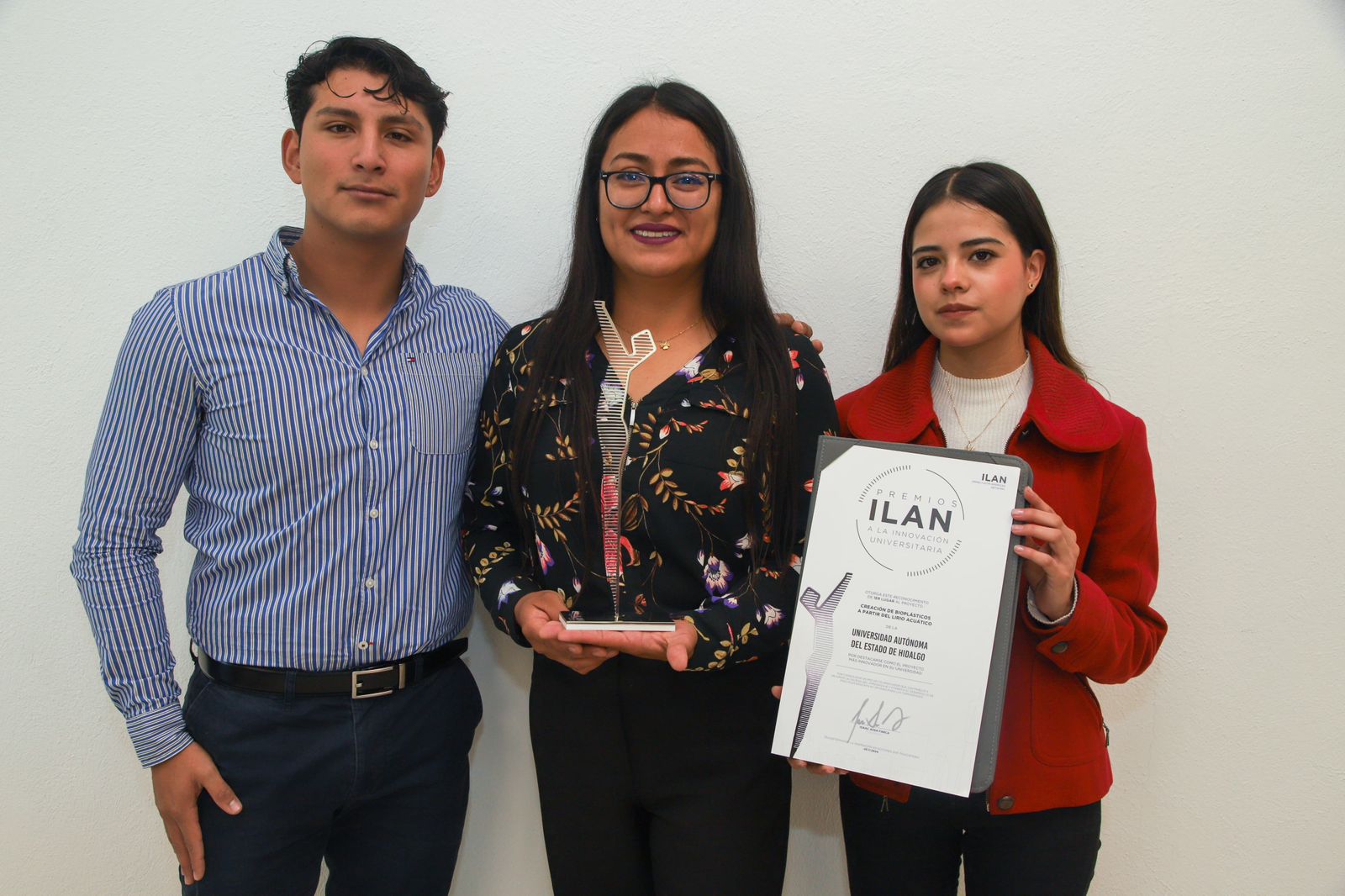 Estudiante de la UAEH desarrolla bioplásticos de lirio acuático; analizan su uso en la presa Endhó