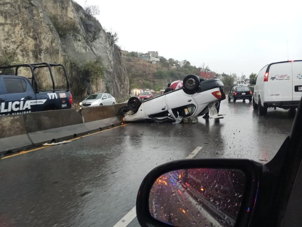 ¡Otro! Vuelca auto en el Corredor de la Montaña