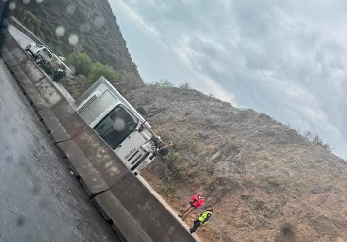 Vuelca camión en el Corredor de la Montaña; el tercero en cinco días