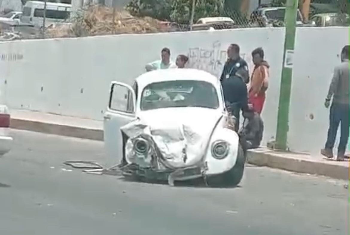 Pachuca: chocan ‘vocho’ y camioneta en el bulevar Colosio y generan caos vial | VIDEO