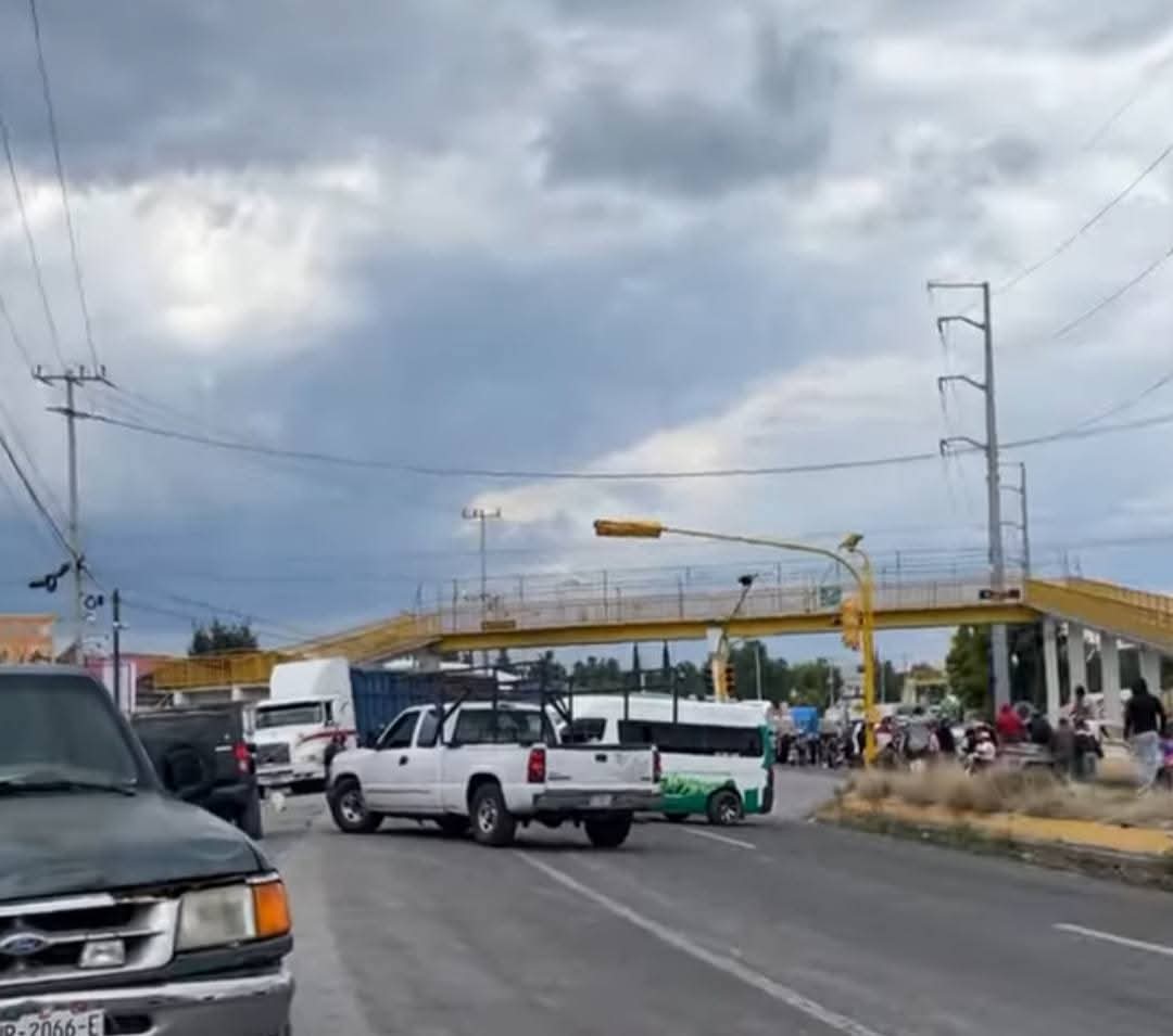Cumple más de 12 horas bloqueo en carretera de Ixmiquilpan