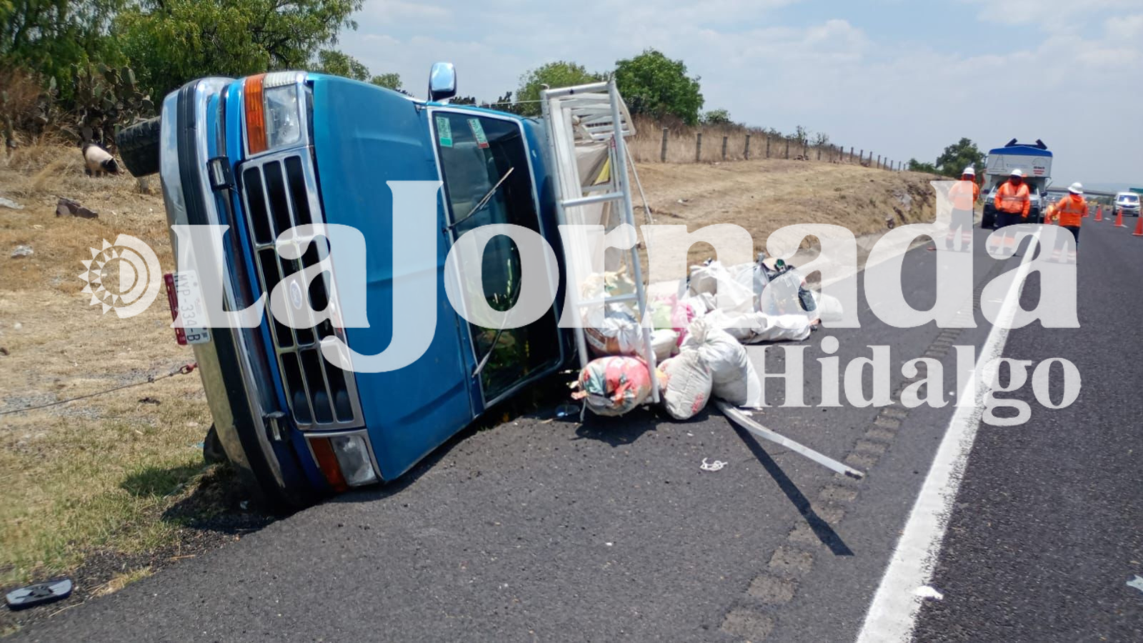 Accidente en México–Pachuca: camioneta de carga volcó en Nopaltepec
