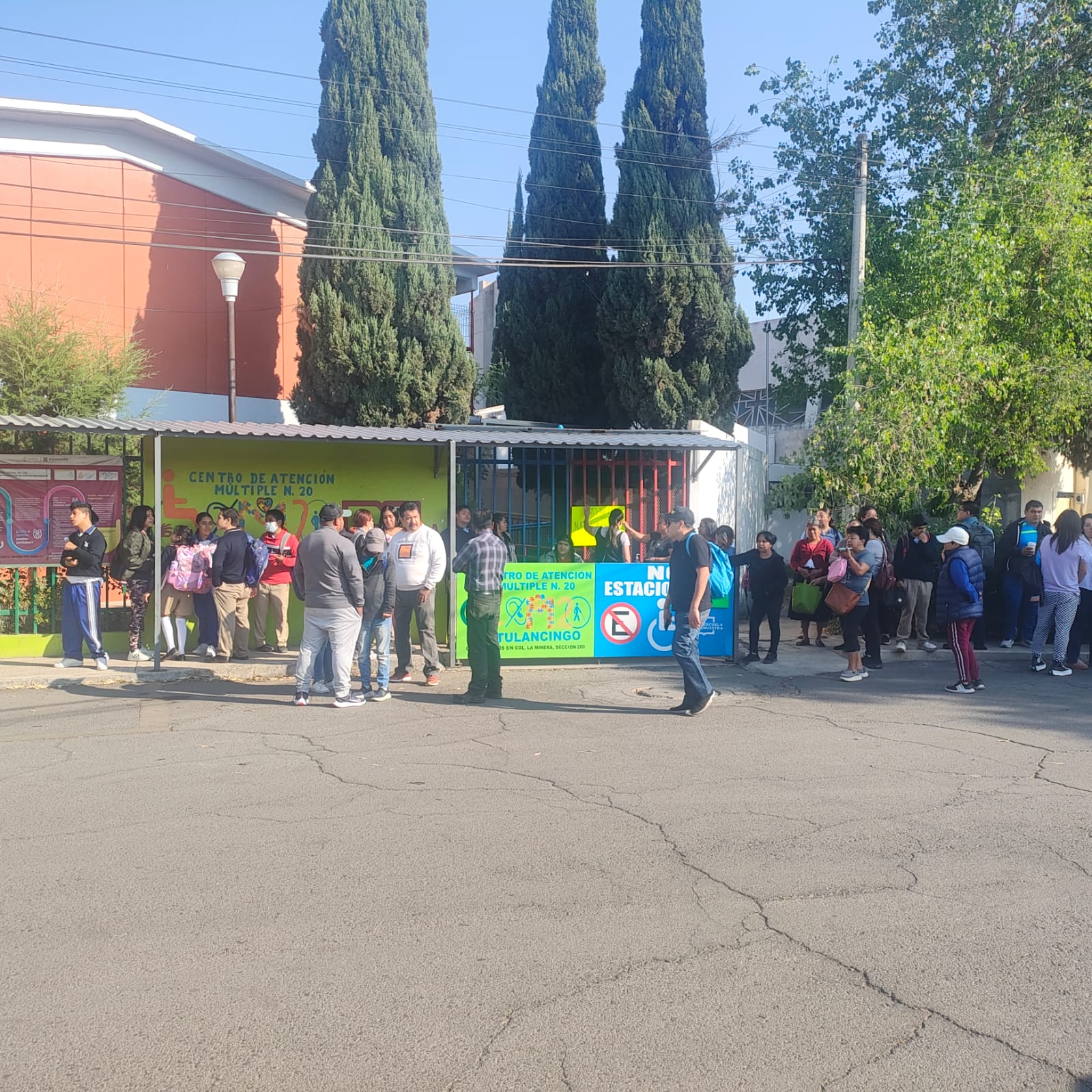 Padres de familia toman el CAM en Tulancingo; exigen director y mayor seguridad