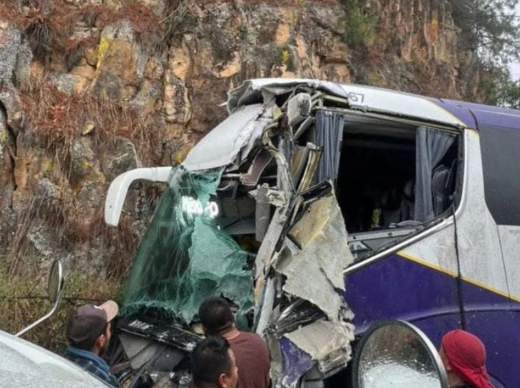 Choque de tractocamión con autobús deja un muerto y 30 heridos en Hidalgo