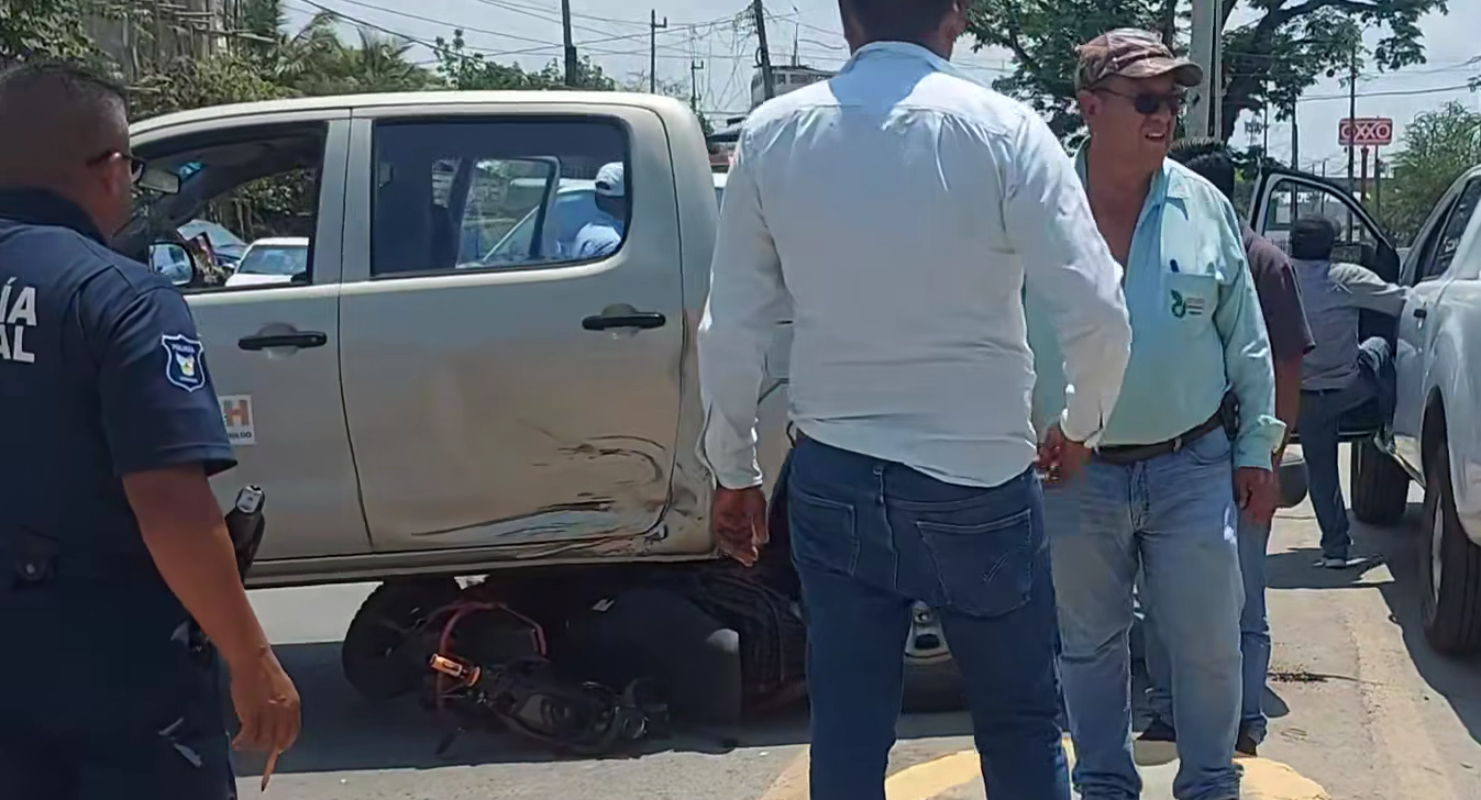 Motociclista resulta lesionado tras chocar con camioneta en Huejutla