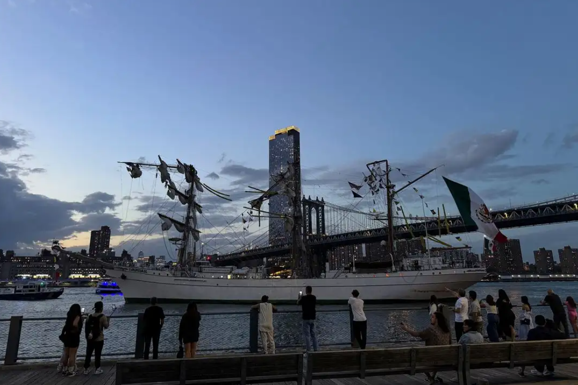 Choca buque ‘Cuauhtémoc’ contra Puente de Brooklyn en NY; hay 22 heridos