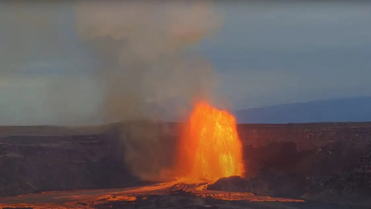 Aunque de corta duración, la nueva erupción en el cráter Halemaumau del Kilauea dejó espectaculares columnas de lava.
