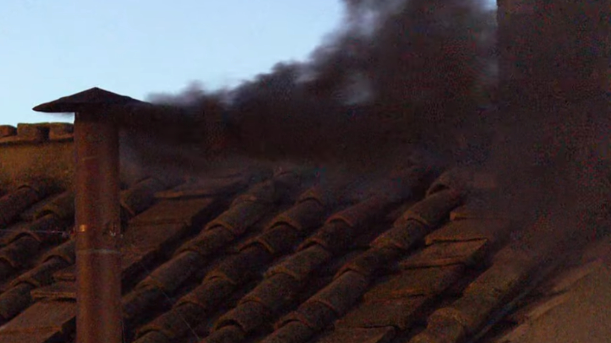 En esta primera fumata se tenía previsto que no fuera la fumata blanca.