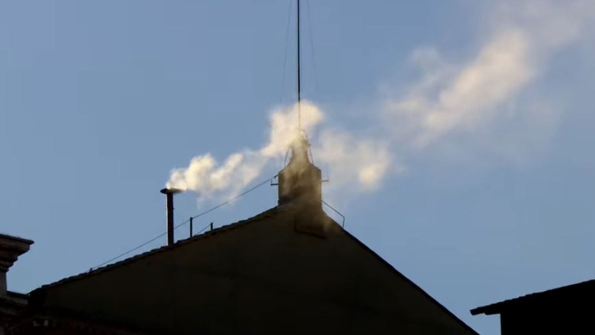 “Habemus Papam”:  sale humo blanco de la chimenea del cónclave en El Vaticano