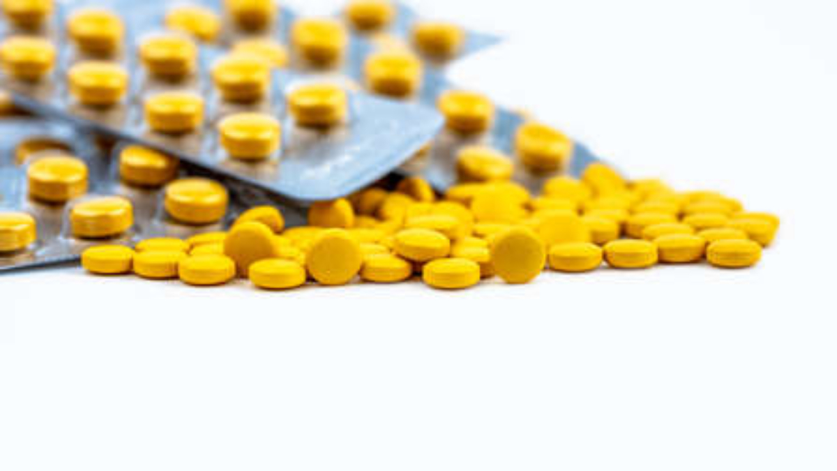 Descubre si es bueno tomar Complejo B todos los días, sus beneficios, riesgos y cuál es el mejor horario para consumirlo.