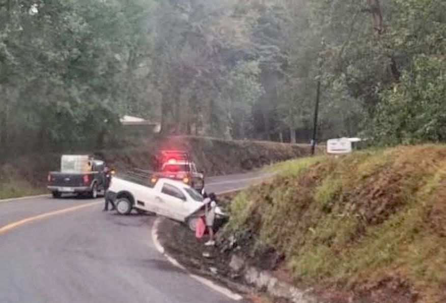 Camioneta cae a cuneta por exceso de velocidad en la México–Tuxpan